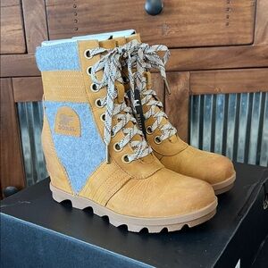 New SOREL LEXIE WEDGE LEATHER BOOTS CAMEL BROWN, 
SIZE 8.5